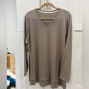 Issac Mizrahi Pima Cotton V-Neck Top in Taupe